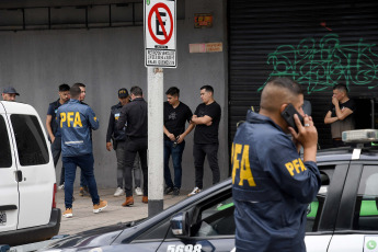 Buenos Aires, Argentina.- En las fotos tomadas el 20 de diciembre del 2023, miembros de las Fuerzas de Seguridad son desplegados en las calles de Buenos Aires en el marco de la jornada en la que está prevista una movilización desde el Congreso hacia la Plaza de Mayo. Unidad Piquetera, Polo Obrero y varios movimientos de izquierda y organizaciones sindicales realizan este miércoles la primera movilización contra el Gobierno del presidente de Argentina, Javier Milei, en rechazo a las medidas económicas anunciadas por el ministro de Economía, Luis Caputo, y al protocolo antipiquetes informado por la ministra de Seguridad, Patricia Bullrich.