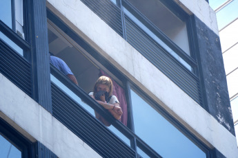 Buenos Aires, Argentina.- En las fotos tomadas el 12 de diciembre del 2023, cuerpos de bomberos combaten las llamas de un incendio que se desató en dos pisos de un edificio lindero a la sede de la Secretaría de Trabajo, Empleo y Seguridad Social, en Buenos Aires. Falleció una mujer y más de ochenta personas tuvieron que ser evacuadas y atendidas por el SAME por el feroz incendio. Los primeros datos de la investigación arrojaron que el edificio no contaba con conexión de gas, por lo que el inicio del incendio pudo ser por un desperfecto eléctrico.