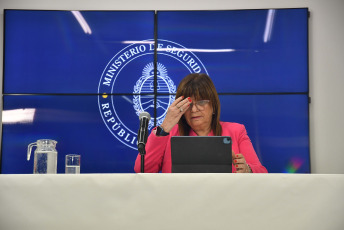 Buenos Aires, Argentina.- En las fotos tomadas el 14 de diciembre del 2023, la Ministra de seguridad, Patricia Bullrich, presentó un protocolo para asegurar la libre circulación frente a piquetes o bloqueos. Manifestaciones que corten la circulación tendrán "consecuencias", "quienes realicen destrozos o vandalismos en las protestas deberán pagar por ellos. Se les enviará la factura a las organizaciones o individuos responsables", afirmó la ministra. El anuncio llega en el cuarto día del gobierno de Javier Milei.