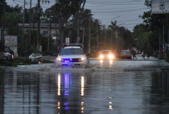 Buenos Aires, Argentina.- En las fotos tomadas el 19 de diciembre del 2023, muestra las calles inundadas por la histórica crecida del Río de la Plata en varias localidades de Buenos Aires. La fuerte crecida de las aguas del Río de la Plata, agravó la situación material de cientos de personas, que sumado al intenso temporal del pasado fin de semana, debieron buscar refugio o recibir asistencia, mientras se realizan operativos de emergencia en los municipios más afectados del conurbano, como Quilmes y Ensenada.