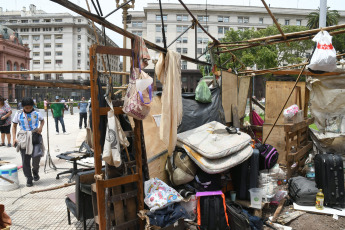 Buenos Aires, Argentina.- En las fotos tomadas el 28 de diciembre del 2023, representantes de pueblos originarios que se encontraban acampando desde hace más de 3 años en la Plaza de Mayo, frente a la Casa Rosada, accedieron a retirar las carpas que habían montado en el lugar, luego de que se confirmara una reunión con la ministra de Seguridad, Patricia Bullrich.