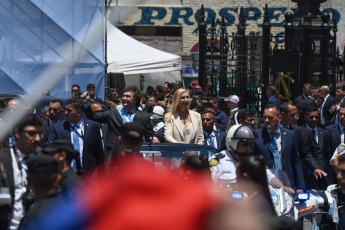 Buenos Aires.- En la foto tomada el 10 de diciembre de 2023, minutos antes de las 12 del mediodía, Javier Milei juró como Presidente de la Nación de la República Argentina. El flamante mandatario realizó el juramento frente a Cristina Kirchner, que encabezó la Asamblea Legislativa, y luego recibió la banda y el bastón de manos de Alberto Fernández. Acto seguido, quien juró como Vicepresidenta fue Victoria Villarruel.