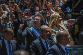 Buenos Aires.- En la foto tomada el 10 de diciembre de 2023, minutos antes de las 12 del mediodía, Javier Milei juró como Presidente de la Nación de la República Argentina. El flamante mandatario realizó el juramento frente a Cristina Kirchner, que encabezó la Asamblea Legislativa, y luego recibió la banda y el bastón de manos de Alberto Fernández. Acto seguido, quien juró como Vicepresidenta fue Victoria Villarruel.