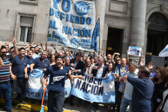 Buenos Aires, Argentina.- En las fotos tomadas el 21 de diciembre del 2023, empleados del Banco Nación realizan una marcha en su sede de Rivadavia y Avenida de Mayo en contra del Decreto de Necesidad y Urgencia (DNU) anunciado por el presidente Javier Milei, que dispone la privatización de las empresas del Estado. En reacción a esta medida, desde la Asociación Bancaria (AB) repudiaron enérgicamente el cambio en un comunicado y denunciaron que la norma “avasalla y golpea a la democracia y las instituciones”.