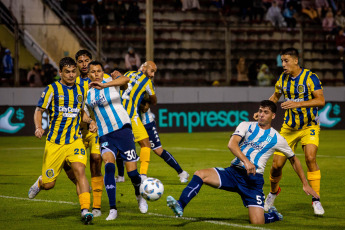 Salta, Argentina.- En las fotos tomadas el 3 de diciembre del 2023, durante el partido entre Rosario Central y Racing Club en el Estadio Padre Ernesto Martearena. Rosario Central se impuso 7 a 6 ante Racing Club por penales, tras el empate 2 a 2 en tiempo regular, y se clasificó a las semifinales del torneo de la Copa de la Liga, instancia en la que se medirá ante River Plate.