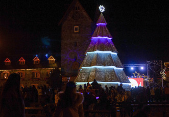 Bariloche, Argentina.- En las fotos tomadas el 10 de diciembre del 2023, muestra los festejos populares con el encendido de los árboles navideños en Bariloche. Este viernes (8) se iluminó el tradicional pino de Navidad en el icónico Centro Cívico y de esta manera quedó inaugurando oficialmente el evento de promoción turística de fin de año.