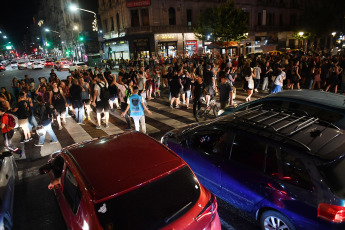 Buenos Aires, Argentina.- En las fotos tomadas el 22 de diciembre del 2023, personas autoconvocadas se concentraron en el Congreso, Plaza de Mayo y distintos puntos del país, custodiadas por la policía, para manifestarse por segunda noche consecutiva en rechazo al Decreto de Necesidad y Urgencia (DNU) anunciado por el presidente Javier Milei.