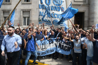 Buenos Aires, Argentina.- En las fotos tomadas el 21 de diciembre del 2023, empleados del Banco Nación realizan una marcha en su sede de Rivadavia y Avenida de Mayo en contra del Decreto de Necesidad y Urgencia (DNU) anunciado por el presidente Javier Milei, que dispone la privatización de las empresas del Estado. En reacción a esta medida, desde la Asociación Bancaria (AB) repudiaron enérgicamente el cambio en un comunicado y denunciaron que la norma “avasalla y golpea a la democracia y las instituciones”.