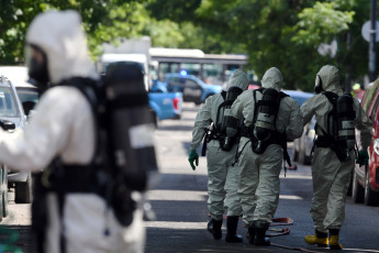 Buenos Aires, Argentina.- En las fotos tomadas el 4 de diciembre del 2023, unos 90 operarios fueron afectados por un escape de amoníaco en un frigorífico del barrio porteño de Barracas. El hecho, generó la evacuación de unas 300 personas y requirió la atención médica de al menos 90 operarios, de los cuales 17 fueron trasladados a centros hospitalarios cercanos, informaron fuentes del SAME y de la policía.