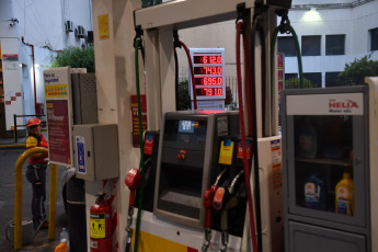 Buenos Aires, Argentina.- En las fotos tomadas el 15 de diciembre del 2023, muestra una estación de servicio de la petrolera Shell, la marca gerenciada por Raizen en la Argentina, que aumentó un 37% promedio el precio de sus combustibles en las más de 600 estaciones que opera en el país, lo que anticipa un movimiento en los surtidores de todas las demás empresas del segmento minorista.