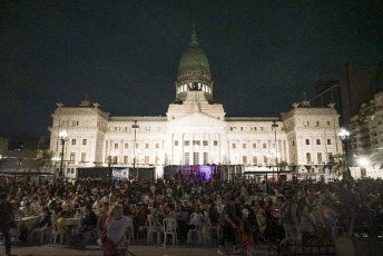 Buenos Aires, Argentina.- En las fotos tomadas el 24 de diciembre del 2023, más de 4.000 personas en situación de calle, trabajadores de la economía popular y migrantes participaron de una cena frente al Congreso Nacional organizada por el referente social del frente Patria Grande y excandidato presidencial Juan Grabois, quien destacó la tarea solidaria en favor de los más pobres y también "la organización y lucha".