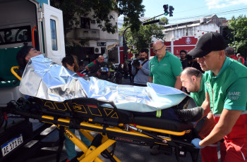 Buenos Aires, Argentina.- En las fotos tomadas el 4 de diciembre del 2023, unos 90 operarios fueron afectados por un escape de amoníaco en un frigorífico del barrio porteño de Barracas. El hecho, generó la evacuación de unas 300 personas y requirió la atención médica de al menos 90 operarios, de los cuales 17 fueron trasladados a centros hospitalarios cercanos, informaron fuentes del SAME y de la policía.