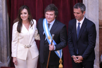 Buenos Aires.- Foto tomada el 10 de diciembre de 2023, Javier Milei en el Congreso junto a la vice presidenta Victoria Villaruel y el presidente de la Cámara de Diputados, Martin Menem. Milei afirmó que "hoy comienza una nueva era en la Argentina" y "damos por terminada una larga y triste historia de decadencia y declive, y comenzamos el camino de reconstrucción de nuestro país" desde las escalinatas del Congreso nacional, acompañado por la vicepresidenta Victoria Villarruel, sus funcionarios designados e integrantes de las delegaciones extranjeras, entre ellos el presidente de Ucrania, Volodimir Zelenski.