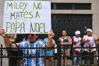 Buenos Aires, Argentina.- En las fotos tomadas el 22 de diciembre del 2023, un grupo de militantes de organizaciones sociales de izquierda, protestan en las calles de Buenos Aires contra el Gobierno presidente de Argentina, Javier Milei. El vocero del Gobierno argentino, Manuel Adorni, anunció que las organizaciones sociales que convocaron las protestas y marcharon el 20 de diciembre, deberán pagar los 60 millones de pesos (75.000 dólares) equivalentes al costó el operativo policial para evitar el cierre de calles.