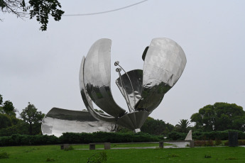 Buenos Aires, Argentina.- En las fotos tomadas el 17 de diciembre del 2023, muestra la "floralis genérica", con uno de sus pétalos quebrado, tras el temporal que golpeó Buenos Aires. Desde su colocación en 2002, en la Plaza de las Naciones Unidas, la flor de Recoleta se volvió rápidamente un ícono de la Ciudad de Buenos Aires y un atractivo turístico más. La escultura ya había sido afectada y restaurada por una tormenta anterior.