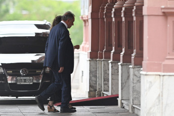 Buenos Aires, Argentina.- En las fotos tomadas el 14 de diciembre del 2023, el presidente Javier Milei, recibió al embajador argentino en Brasil, Daniel Scioli en Casa Rosada en una reunión que tuvo "un alto sentido de la responsabilidad", según afirmó el propio diplomático. Scioli, es uno de los funcionarios de Alberto Fernández que continuaron su gestión a pesar del cambio de Gobierno.