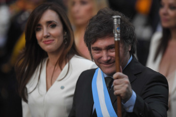 Buenos Aires.- En la foto tomada el 10 de diciembre de 2023, el presidente Javier Milei llega a la Catedral metropolitana, a la vera de la Plaza de Mayo, para celebrar una ceremonia interreligiosa, tras cruzar a pie desde Casa Rosada hasta el edificio eclesiástico, junto a la vicepresidenta Victoria Villarruel y su gabinete de ministros.