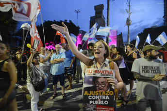 Santa Fe, Argentina.- En las fotos tomadas el 28 de diciembre del 2023, argentinos se toman las calles en contra de las reformas económicas del presidente Javier Milei. Los decretos de necesidad y urgencia (DNU) son mecanismos excepcionales que permiten al Ejecutivo dictar o modificar leyes para hacer frente a algún asunto urgente que no pueda esperar al debate en el Congreso.