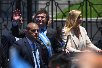 Buenos Aires.- En la foto tomada el 10 de diciembre de 2023, minutos antes de las 12 del mediodía, Javier Milei juró como Presidente de la Nación de la República Argentina. El flamante mandatario realizó el juramento frente a Cristina Kirchner, que encabezó la Asamblea Legislativa, y luego recibió la banda y el bastón de manos de Alberto Fernández. Acto seguido, quien juró como Vicepresidenta fue Victoria Villarruel.