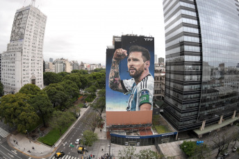 Buenos Aires, Argentina.- En las fotos tomadas el 20 de diciembre del 2023, muestra un nuevo mural dedicado a Lionel Messi a metros de la 9 de Julio, en el microcentro de Buenos Aires. El mural de 35 metros de alto por 15 de ancho, fue realizado por el artista Martín Ron y captura a Lionel Messi tras convertir el primer gol en el partido contra México, cita clave para su consagración en el Mundial de Qatar, con motivo del primer aniversario de la conquista de la Copa del Mundo.