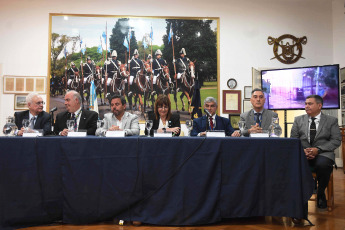 Rosario, Argentina.- En las fotos tomadas el 26 de diciembre del 2023, la ministra de Seguridad de la Nación, Patricia Bullrich (centro), brindó una conferencia de prensa sobre la investigación policial de la organización delictiva que operaba en las ciudades de Rosario y San Nicolás. Bullrich, dió detalles sobre la “peor banda de secuestradores de los últimos diez años” que había operado en Rosario y las zonas cercanas a esa ciudad golpeada por la violencia. La funcionaria nacional, se mostró satisfecha con el arresto de los integrantes de esa organización delictiva.