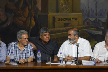 Buenos Aires, Argentina.- En las fotos tomadas el 29 de diciembre del 2023, la Confederación General del Trabajo (CGT) de Argentina, confirmó que prepara una tercera gran manifestación en contra de las políticas que busca implementar el Gobierno de Javier Milei y el primer paro nacional. Previo a la huelga, realizarán una asamblea con las delegaciones de las ciudades del interior del país para definir su alcance. Este viernes 29 de diciembre, las farmacias del país no venderán medicamentos como protesta contra la gestión del nuevo mandatario.