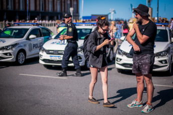 Mar del Plata, Argentina.- En las fotos tomadas el 26 de diciembre del 2023, durante el lanzamiento del operativo 'Sol a Sol' verano 2023/2024, que contará con el despliegue de más de 22.300 efectivos policiales, 185 autos, 76 motocicletas, diez camiones, seis helicópteros, cuatro motos de agua y dos lanchas, además de cuatro drones y 20 torres de vigilancia, entre otras medidas para "sostener la temporada", dijo el gobernador bonaerense, Axel Kicillof.