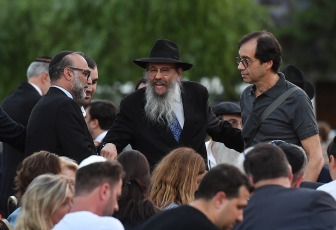 Buenos Aires, Argentina.- En las fotos tomadas el 12 de diciembre del 2023, el presidente, Javier Milei, asistió al acto central de la festividad judía Janucá, una actividad organizada por la Asociación Israelita Argentina Tzeire Agudath Jabad bajo la consigna "Israel unido en una misma luz", en la que se pedirá por "los secuestrados, los soldados israelíes y la pronta recuperación de los heridos" de los ataques perpetrados por Hamas en territorio israelí el 7 de octubre último.