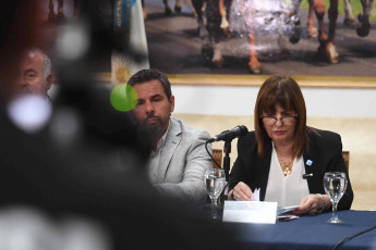 Rosario, Argentina.- En las fotos tomadas el 26 de diciembre del 2023, la ministra de Seguridad de la Nación, Patricia Bullrich (derecha), brindó una conferencia de prensa sobre la investigación policial de la organización delictiva que operaba en las ciudades de Rosario y San Nicolás. Bullrich, dió detalles sobre la “peor banda de secuestradores de los últimos diez años” que había operado en Rosario y las zonas cercanas a esa ciudad golpeada por la violencia. La funcionaria nacional, se mostró satisfecha con el arresto de los integrantes de esa organización delictiva.