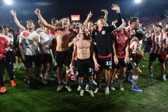 Buenos Aires, Argentina.- En las fotos tomadas el 13 de diciembre del 2023, Estudiantes de La Plata le ganó 1-0 a Defensa y Justicia y se coronó campeón de la Copa Argentina en el estadio Ciudad de Lanús. Es su primer título en la competición y se clasificó para la Copa Libertadores de 2024.