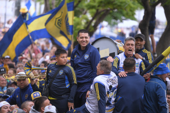 Buenos Aires, Argentina.- En las fotos tomadas el 3 de diciembre del 2023, el actual vicepresidente segundo, candidato a presidente e ídolo "xeneize", Juan Román Riquelme, encabezó una manifestación de hinchas y socios de Boca para protestar por la decisión judicial de suspender las elecciones para elegir la directiva del club xeneize, que todavía no tienen fecha de realización.