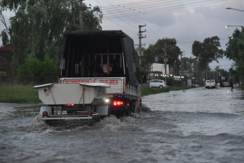 Buenos Aires, Argentina.- En las fotos tomadas el 19 de diciembre del 2023, muestra las calles inundadas por la histórica crecida del Río de la Plata en varias localidades de Buenos Aires. La fuerte crecida de las aguas del Río de la Plata, agravó la situación material de cientos de personas, que sumado al intenso temporal del pasado fin de semana, debieron buscar refugio o recibir asistencia, mientras se realizan operativos de emergencia en los municipios más afectados del conurbano, como Quilmes y Ensenada.