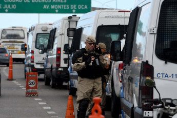 Buenos Aires, Argentina.- En las fotos tomadas el 20 de diciembre del 2023, miembros de las Fuerzas de Seguridad son desplegados en las calles de Buenos Aires en el marco de la jornada en la que está prevista una movilización desde el Congreso hacia la Plaza de Mayo. Unidad Piquetera, Polo Obrero y varios movimientos de izquierda y organizaciones sindicales realizan este miércoles la primera movilización contra el Gobierno del presidente de Argentina, Javier Milei, en rechazo a las medidas económicas anunciadas por el ministro de Economía, Luis Caputo, y al protocolo antipiquetes informado por la ministra de Seguridad, Patricia Bullrich.