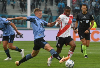 Córdoba, Argentina.- En las fotos tomadas el 3 de diciembre del 2023, durante el partido entre River Plate y Belgrano en el estadio Mario Alberto Kempes en un encuentro por los cuartos de final de la Copa de la Liga Profesional. River Plate venció 2-1 a Belgrano en la última jugada y avanzó a las semifinales de la Copa de la Liga. Facundo Colidio le dio la clasificación al Millonario con un gol a los 94 minutos. El último campeón del fútbol argentino espera por Rosario Central en la siguiente instancia.