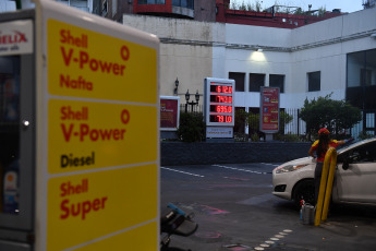 Buenos Aires, Argentina.- En las fotos tomadas el 15 de diciembre del 2023, muestra una estación de servicio de la petrolera Shell, la marca gerenciada por Raizen en la Argentina, que aumentó un 37% promedio el precio de sus combustibles en las más de 600 estaciones que opera en el país, lo que anticipa un movimiento en los surtidores de todas las demás empresas del segmento minorista.