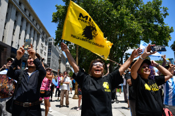 Buenos Aires.- Foto tomada el 10 de diciembre de 2023, simpatizantes de La Libertad Avanza llegan a la avenida de Mayo.