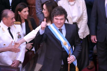 Buenos Aires.- Foto tomada el 10 de diciembre de 2023, jura de Javier Milei en el Congreso. Milei afirmó que "hoy comienza una nueva era en la Argentina" y "damos por terminada una larga y triste historia de decadencia y declive, y comenzamos el camino de reconstrucción de nuestro país" desde las escalinatas del Congreso nacional, acompañado por la vicepresidenta Victoria Villarruel, sus funcionarios designados e integrantes de las delegaciones extranjeras, entre ellos el presidente de Ucrania, Volodimir Zelenski.