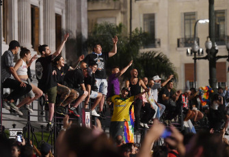 Buenos Aires, Argentina.- En las fotos tomadas el 22 de diciembre del 2023, personas autoconvocadas se concentraron en el Congreso, Plaza de Mayo y distintos puntos del país, custodiadas por la policía, para manifestarse por segunda noche consecutiva en rechazo al Decreto de Necesidad y Urgencia (DNU) anunciado por el presidente Javier Milei.