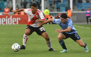 Córdoba, Argentina.- En las fotos tomadas el 3 de diciembre del 2023, durante el partido entre River Plate y Belgrano en el estadio Mario Alberto Kempes en un encuentro por los cuartos de final de la Copa de la Liga Profesional. River Plate venció 2-1 a Belgrano en la última jugada y avanzó a las semifinales de la Copa de la Liga. Facundo Colidio le dio la clasificación al Millonario con un gol a los 94 minutos. El último campeón del fútbol argentino espera por Rosario Central en la siguiente instancia.