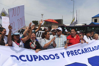 Buenos Aires, Argentina.- En las fotos tomadas el 28 de diciembre del 2023, un grupo de organizaciones sociales realizan una protesta con un corte parcial de la ruta 3, en el partido bonaerense de La Matanza, en rechazo al decreto de necesidad y urgencia (DNU) 70/2023 de desregulación de la economía.