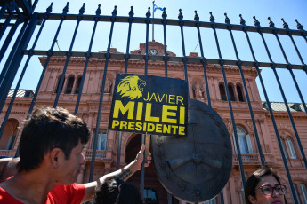 Buenos Aires.- Foto tomada el 10 de diciembre de 2023, simpatizantes de La Libertad Avanza llegan a la avenida de Mayo.