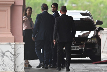 Buenos Aires, Argentina.- En las fotos tomadas el 14 de diciembre del 2023, el presidente Javier Milei, recibió al embajador argentino en Brasil, Daniel Scioli en Casa Rosada en una reunión que tuvo "un alto sentido de la responsabilidad", según afirmó el propio diplomático. Scioli, es uno de los funcionarios de Alberto Fernández que continuaron su gestión a pesar del cambio de Gobierno.