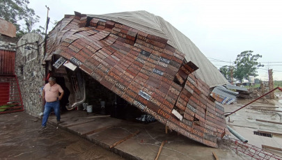 Corrientes, Argentina.- En las fotos tomadas el 29 de diciembre del 2023, un fuerte temporal de viento y lluvia en Corrientes causó daños materiales importantes en varias localidades, con caída de postes de luz, árboles, muros, voladura de techos y cortes en el servicio de energía eléctrica, informó la Dirección de Defensa Civil de la provincia. El Servicio Meteorológico Nacional (SMN) activó varias alertas meteorológicas en Entre Ríos, Santa Fe, Córdoba, Corrientes, Misiones, Chaco, Formosa, Salta, Jujuy, Tucumán, Santiago del Estero, Catamarca y La Rioja por lluvias intensas, con cierta probabilidad de que caiga granizo.