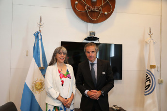 Buenos Aires.- En la foto tomada el 30 de diciembre de 2023, el director general del Organismo Internacional de la Energía Atómica (OIEA), Rafael Grossi, visitó la sede central de la Comisión Nacional de Energía Atómica (CNEA), donde se reunió con la titular de la institución, Adriana Serquis, y destacó que darán ''continuidad a proyectos'' con un énfasis especial ''a todo lo que tiene que ver con la radioterapia y la medicina nuclear''.