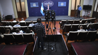 Buenos Aires, Argentina.- En las fotos tomadas el 21 de diciembre del 2023, el portavoz presidencial, Manuel Adorni, brinda una conferencia de prensa. Adorni, confirmó que el costo del operativo de seguridad para disuadir la protesta que se llevó a cabo el miércoles en Plaza de Mayo, será cobrado a las organizaciones sociales. "El operativo tuvo un costo importante que, cuando se termine de cuantificar, se le va a pasar la factura a cada una de las organizaciones que participaron", indicó.