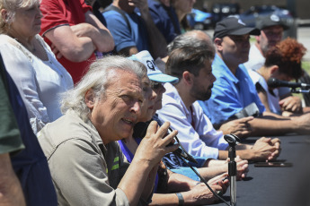 Buenos Aires, Argentina.- En las fotos tomadas el 26 de diciembre del 2023, el Frente de Organizaciones en Lucha (FOL) y la UTEP junto a ATE anunciaron que se suma a la marcha convocada para mañana a Tribunales por la CGT, las dos CTA y los movimientos sociales, en rechazo al decreto de necesidad y urgencia (DNU) dictado por el Poder Ejecutivo, que apunta a desregular la economía, entre otras medidas.