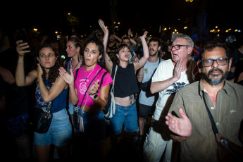 Buenos Aires, Argentina.- En las fotos tomadas el 27 de diciembre del 2023, vecinos autoconvocados se manifestaron frente al Congreso de la Nación y en diversos puntos del país contra las medidas del Gobierno Nacional, específicamente el megaproyecto de ley presentado este miércoles por el presidente Javier Milei, que pide al Congreso declarar la emergencia pública en materia económica, financiera, fiscal, previsional, de seguridad, defensa, tarifaria, energética, sanitaria, administrativa y social hasta el 31 de diciembre de 2025.