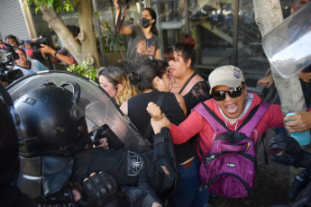 Buenos Aires, Argentina.- En las fotos tomadas el 20 de diciembre del 2023, los movimientos populares y organizaciones sociales de Unidad Piquetera (UP) en la Plaza de Mayo participaron de una jornada "contra el ajuste económico" del gobierno de Javier Milei. La ministra de Seguridad, Patricia Bullrich, informó al finalizar la jornada que tan solo un policía resultó herido en las protestas que congregaron a 3.000 personas. Dos hombres fueron detenidos.