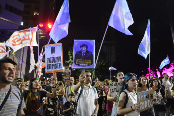 Santa Fe, Argentina.- En las fotos tomadas el 28 de diciembre del 2023, argentinos se toman las calles en contra de las reformas económicas del presidente Javier Milei. Los decretos de necesidad y urgencia (DNU) son mecanismos excepcionales que permiten al Ejecutivo dictar o modificar leyes para hacer frente a algún asunto urgente que no pueda esperar al debate en el Congreso.