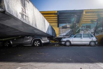 Bahía Blanca: En la foto tomada el 17 de diciembre de 2023, los destrozos que provocó el temporal. La fuerte tormenta, con lluvia y vientos que alcanzaron más de 140km/h, dejó como saldo hasta el momento 13 victimas fatales y al menos 14 personas heridas de gravedad. Varios techos se volaron y hubo caída de árboles.